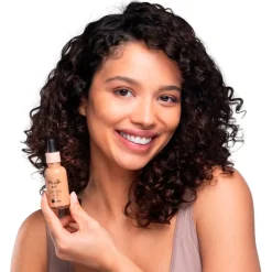 Kruidvat Stay With Me 025W Light Olive Radiant Matte Serum Foundation Hot