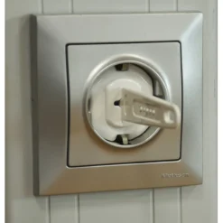 Sevibaby 8 Stuks Stopcontactbeschermers met Sleutel Hot